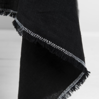 ALBA svart lin duk med dekorsøm i melkehvit