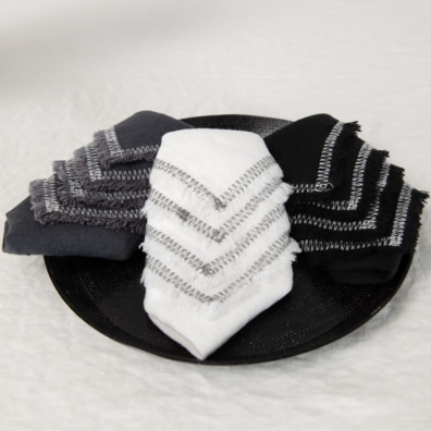 ALBA hvit lin serviett med 1,5cm frynser, dekorsøm i antrasittgrå