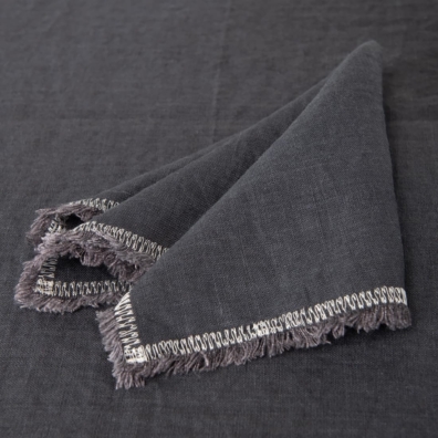 ALBA antrasittgrå lin serviett med 1,5cm frynser, dekorsøm i hvit