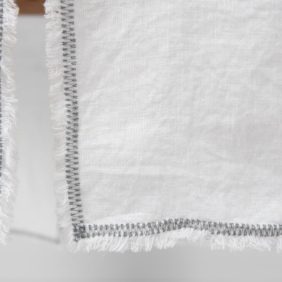 Melkehvit lin bordløper med 1,5cm frynser og dekorsøm i antrasittgrå