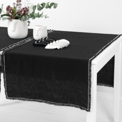 ALBA svart lin bordløper med 1,5cm frynser og matchende servietter