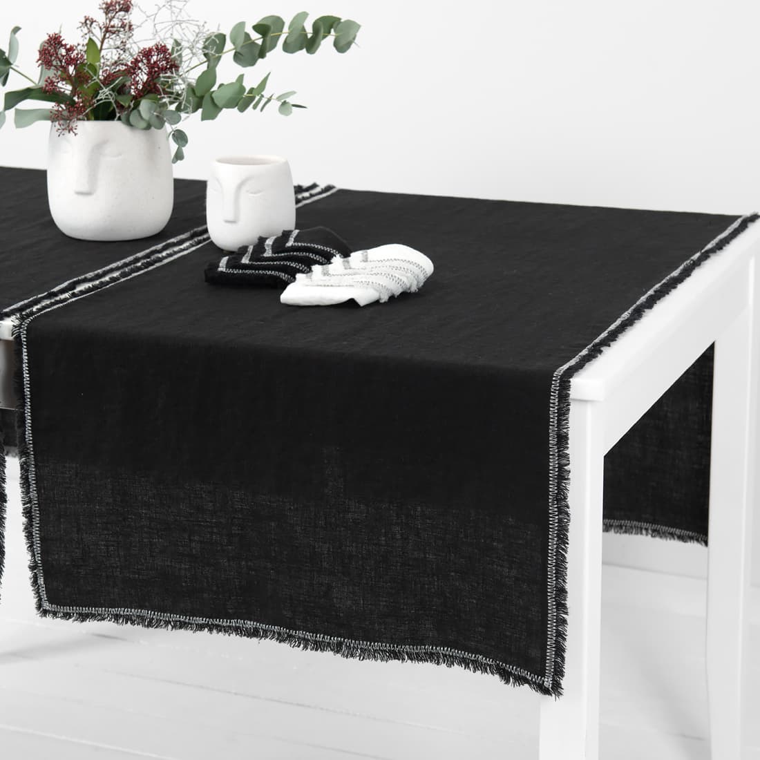 ALBA svart lin bordløper med 1,5cm frynser og matchende servietter