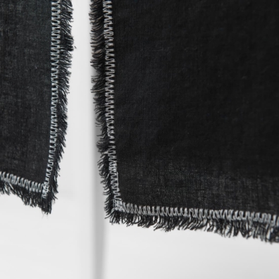 Svart lin bordløper med 1,5cm frynser, dekorsøm i melkehvit