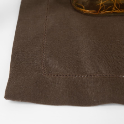 LUNA mørkebrun lin-bomull dekkebrikke med 4cm brettet kant og hullmønster