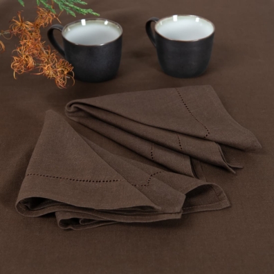 LUNA mørkebrun lin-bomull serviett med hullmønster