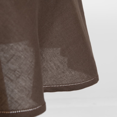 LUNA rund, oval mørkebrun lin-bomull duk med hullmønster