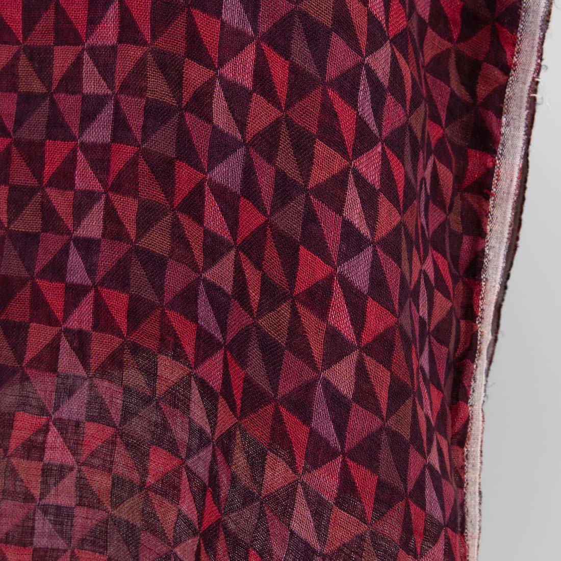 Vasket 100% linstoff i trekanter.