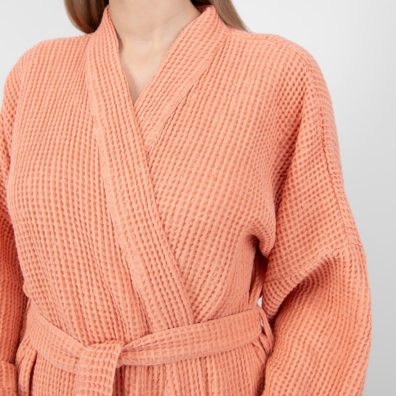 Ferskenfarget lin-bomull morgenkåpe bundet med et belte