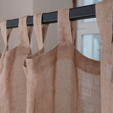 Brunaktig lin gardin med løkker