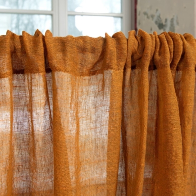 Oransje lin gardin med kanal