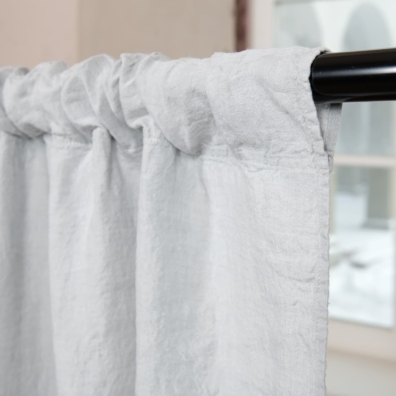 Lysegrå lin gardin med blått fargetone