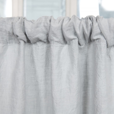 Lysegrå lin gardin med kanal