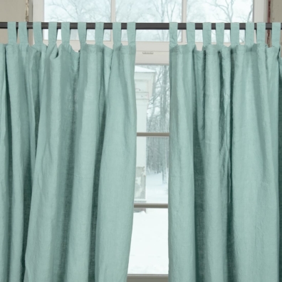 Grønnaktig lin gardin med løkker