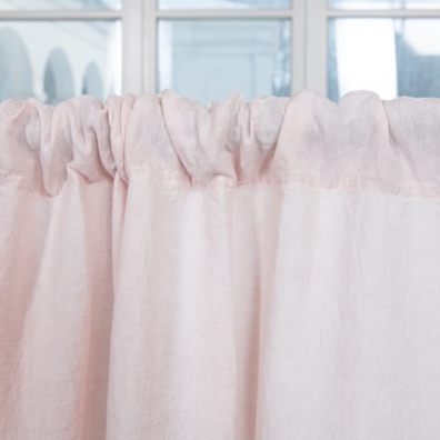 Rosa lin gardin med kanal