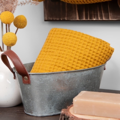 Lin-bomull håndkle sennepsfarget i "vaffel" mønster, spesielt vasket, mykt, skånsomt