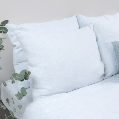 Blågrått lin putetrekk ARCTICA laget med klaff lukking.