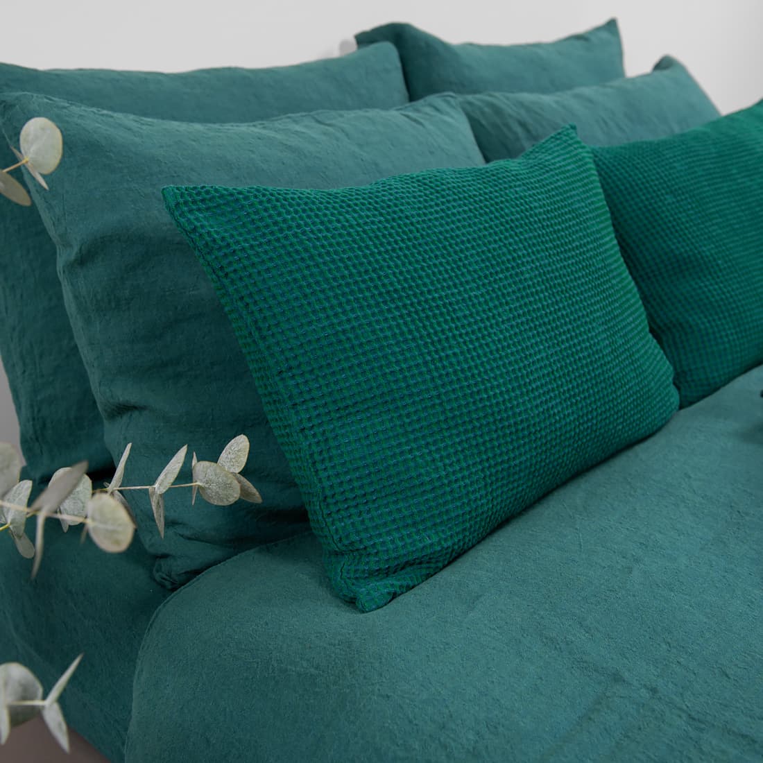 Lin sengesett mørkegrønt melert og lin-bomull ”vaffel” putetrekk smaragdgrønn BINGO