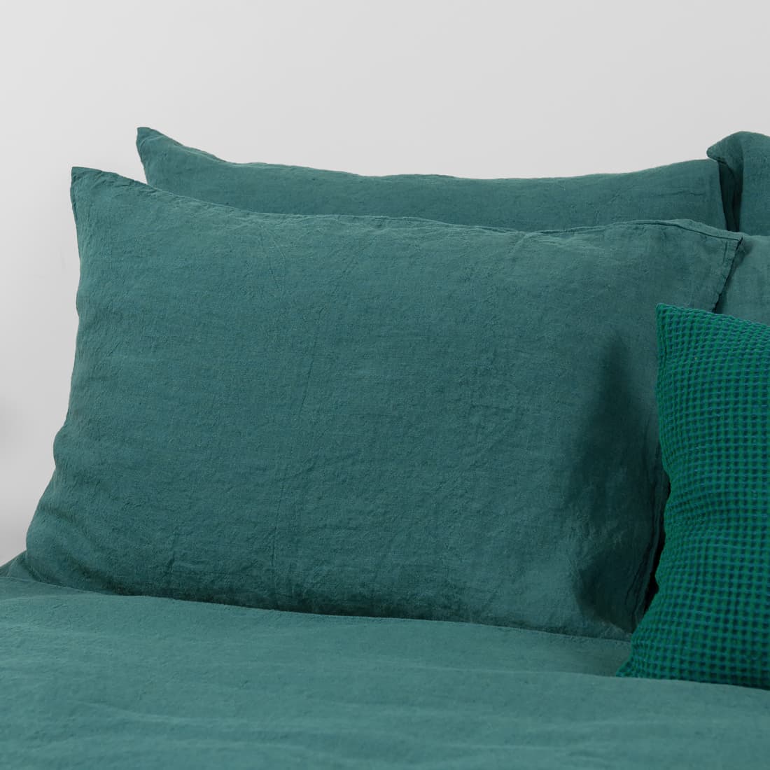 Mørkegrønt lin putetrekk TROPICANA laget med klaff lukking.