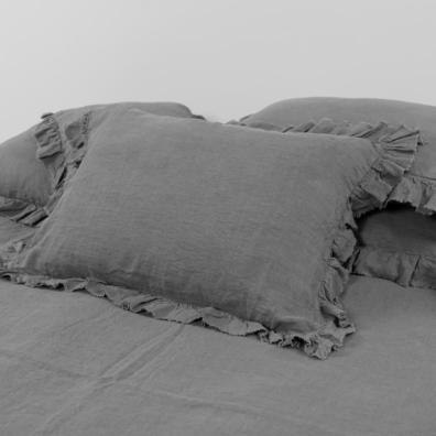 Mørkegrått lin putetrekk med volanger og frynser laget med klaff lukking