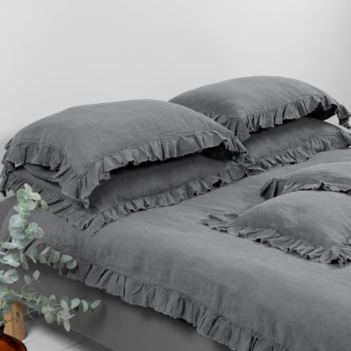 PROVANCE lin sengesett mørkegrått med volanger og frynser