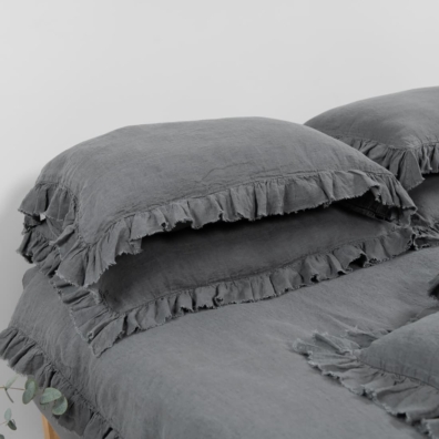 Lin sengesett mørkegrått med volanger og frynser av mykt, skånsomt, spesielt vasket stoff