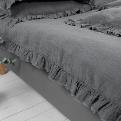 Mørkegrått lin dynetrekk med glidelås, volanger og frynser