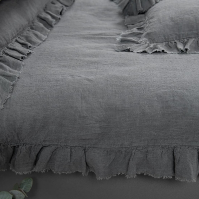 Lin sengesett mørkegrått med volanger og frynser