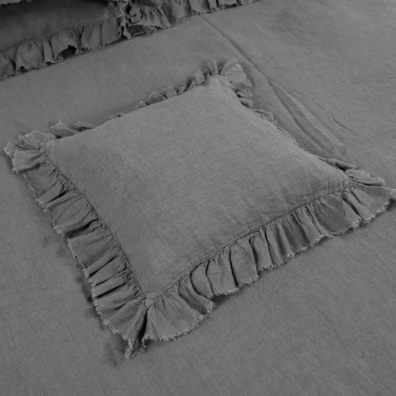 Mørkegrått lin putetrekk med volanger og frynser på 4 sider