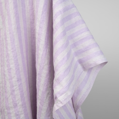 Linstoff med lyse lilla striper vasket for å sy klær og hjemmetekstiler