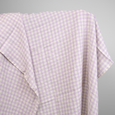 Linstoff med lyse lilla ruter vasket