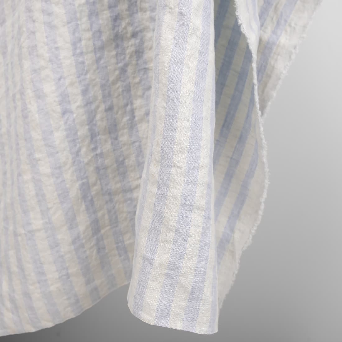 Linstoff med blåaktig grå striper vasket, mykt, skånsomt