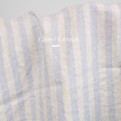 Linstoff med vertikale striper vevd av blåaktig grå og vaniljefarget (gulaktig hvit) garn, vasket