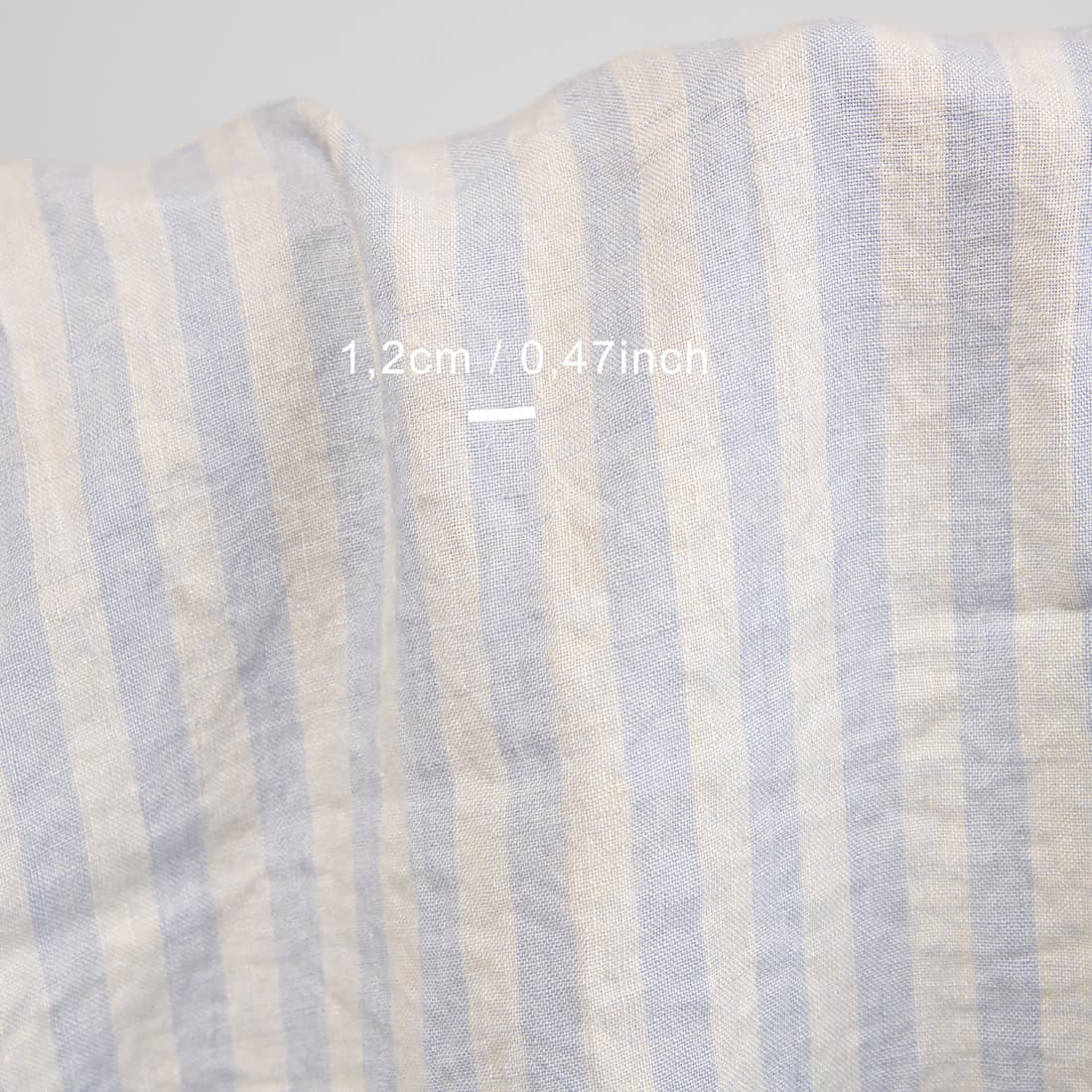 Linstoff med vertikale striper vevd av blåaktig grå og vaniljefarget (gulaktig hvit) garn, vasket