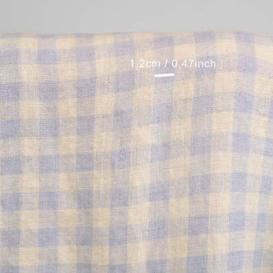 Linstoff med ruter vevd av blåaktig grå og vaniljefarget (gulaktig hvit) garn, vasket