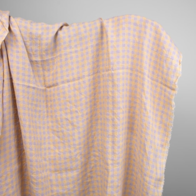 Linstoff med lilla og gult ruter vasket