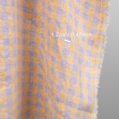 Linstoff med ruter vevd av lys lilla og brunlig-gult garn, vasket