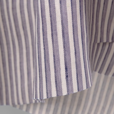 Linstoff med lilla og blå striper for å sy klær og hjemmetekstiler