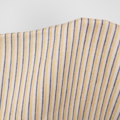 Linstoff med gule og blå striper for å sy klær og hjemmetekstiler