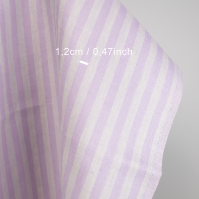 Linstoff med vertikale striper vevd av lys lilla og vaniljefarget (gulaktig hvit) garn