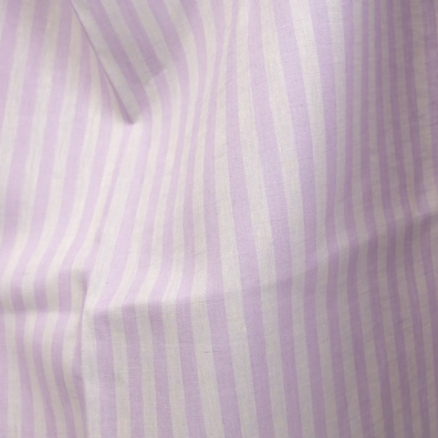 Linstoff med lyse lilla striper for å sy klær og hjemmetekstiler