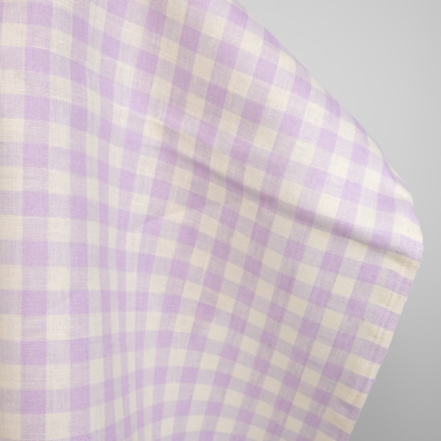Linstoff med lyse lilla ruter
