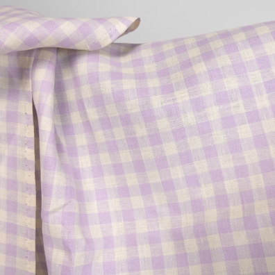Linstoff med lyse lilla ruter for å sy klær og hjemmetekstiler