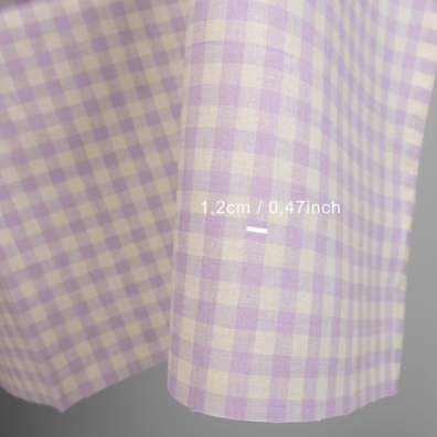 Linstoff med ruter vevd av lys lilla og vaniljefarget (gulaktig hvit) garn