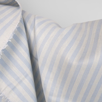 Linstoff med blåaktig grå striper for å sy klær og hjemmetekstiler