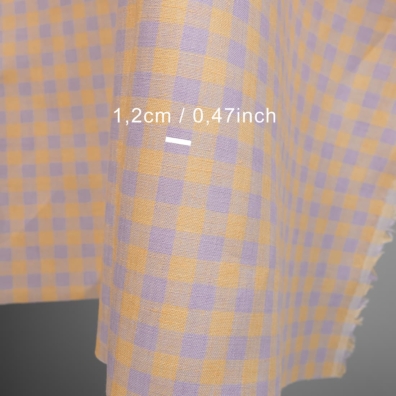 Linstoff med ruter vevd av lys lilla og brunlig-gult garn