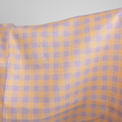 Linstoff med lilla og gult ruter for å sy klær og hjemmetekstiler