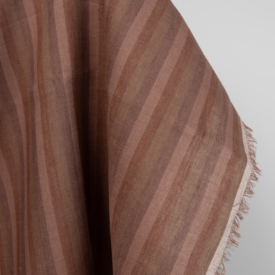 Linstoff med vertikale brune striper for å sy klær og hjemmetekstiler