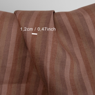 Linstoff med vertikale striper vevd av garn i brune nyanser
