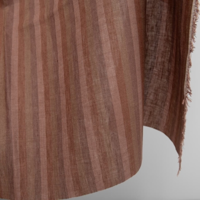 Linstoff med vertikale brune striper 150cm bredt