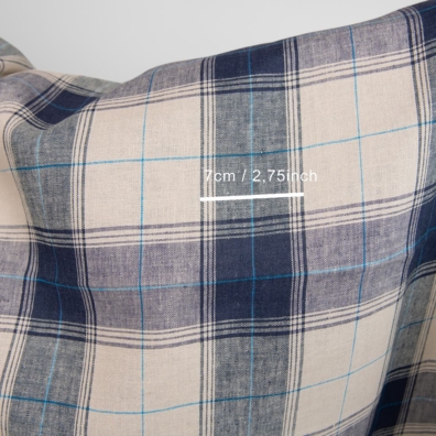 Rutete linstoff vevd av beige, briljantblå, blåsvart og mørkeblå garn